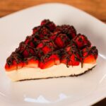 Pay de queso con fresas y chocolate
