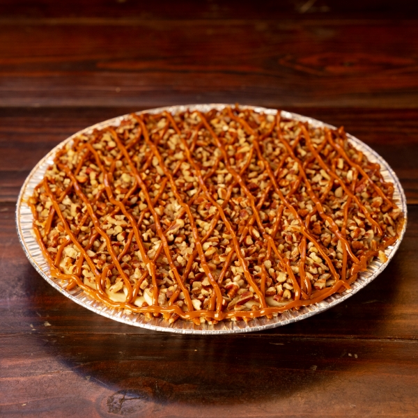 Pay de queso con plátano, cajeta y nuez