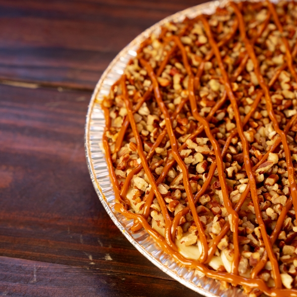 Pay de queso con plátano, cajeta y nuez