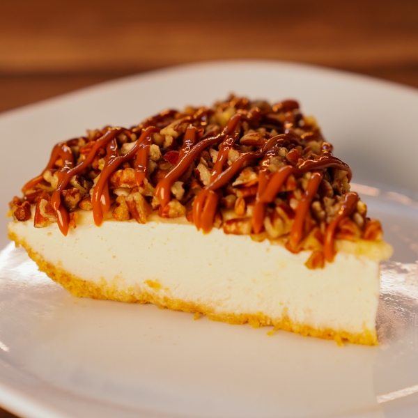 Pay de queso con plátano, cajeta y nuez